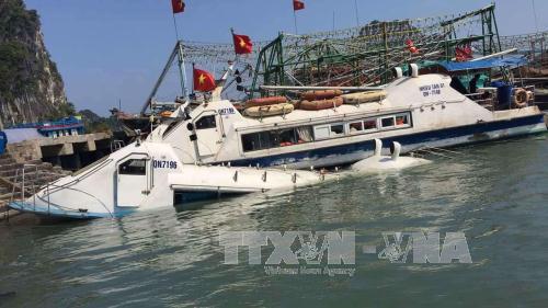 Đắm tàu chở công nhân khi đang neo đậu ở Vân Đồn, Quảng Ninh 